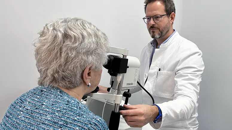 Konfokalmikroskop mit Patientin in einer Augenarztpraxis in Köln